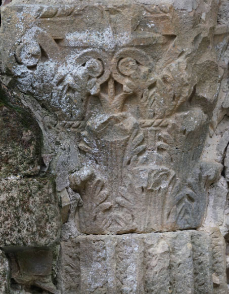 Capitel corintio en la ermita de san Pedro, perteneciente al Foral de la Tuta, la ciudad romana desconocida descubierta recientemente.