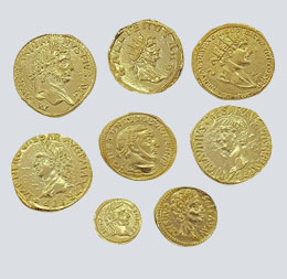 Reproducciones de monedas romanas doradas