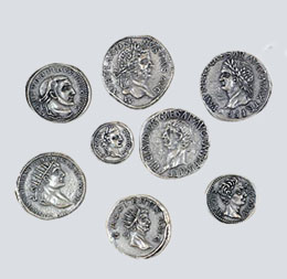 Reproducciones de monedas romanas plateadas