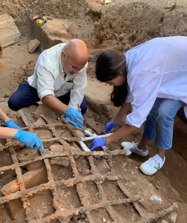 Arqueólogos trabajando en las rejas de hierro de una ventana encontradas en la Casa del Anfiteatro