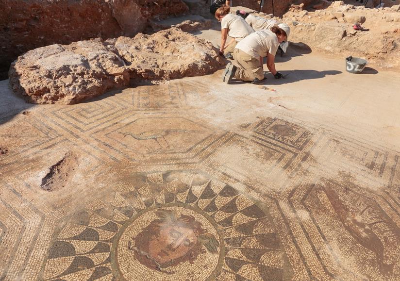Trabajos de arqueología en el mosaico de Medusa aparecido en la Huerta de Otero