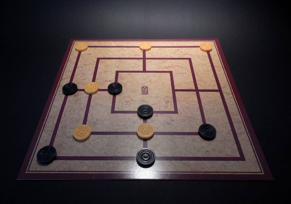 Recreación moderna de un juego de alquerque de nueve o molino Reconstrucción moderna de un juego de alquerque de nueve o molino