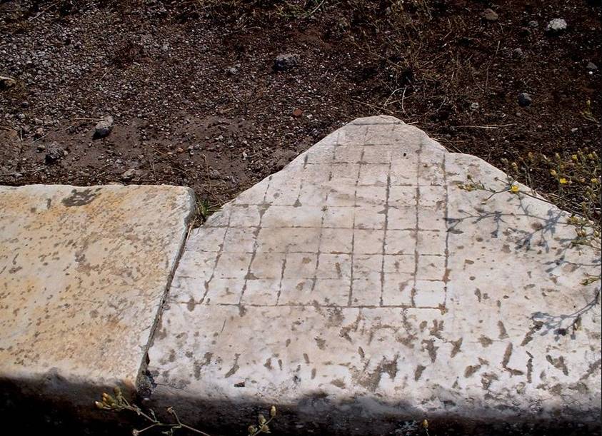 Tablero de juego en la Basílica Julia Losa con tablero de latrunculi en la Basílica Julia