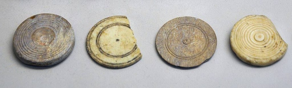 Piezas de juego de mesa romano Conjunto de fichas de hueso del Museo Galo-romano de Saint-Romain-en-Gal