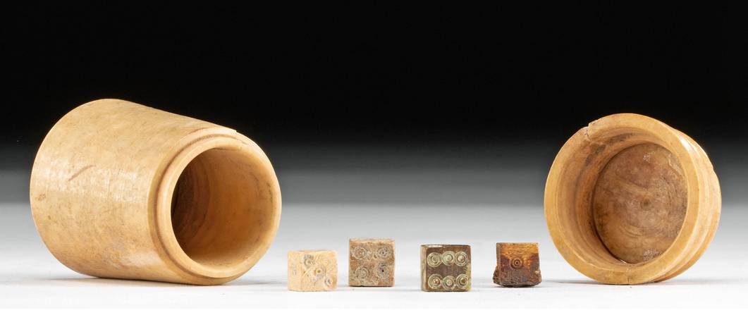 Cubilete romano de hueso con dados Cubilete romano de hueso con dados