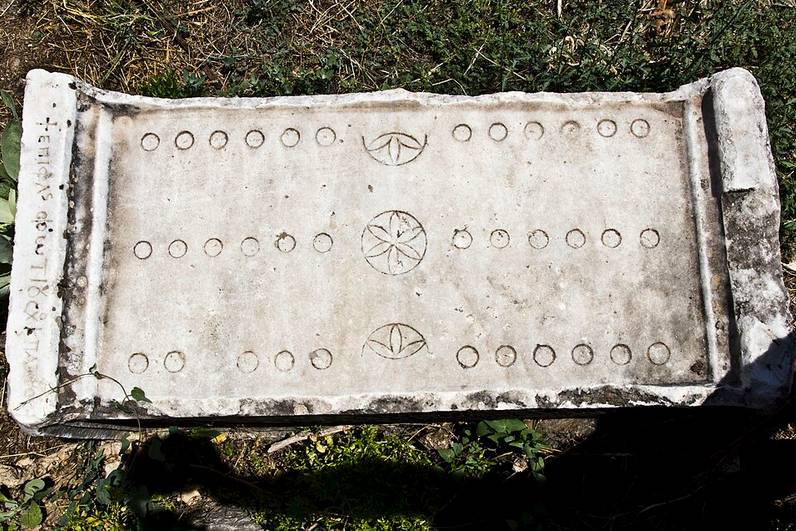 Duodecim scripta encontrado en el ágora de Aphrodisias Tablero del juego de las doce líneas encontrado en el ágora de Aphrodisias