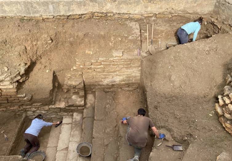 Arqueólogos excavando en la Villa Romana de Las Gabias