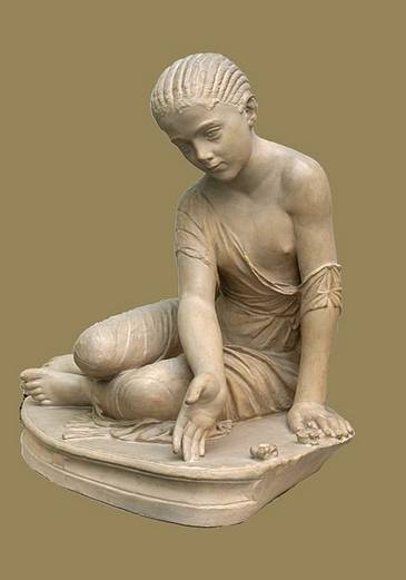 Escultura de una niña jugando a las tabas Escultura de una niña jugando a las tabas conservada en el Alten Museum
