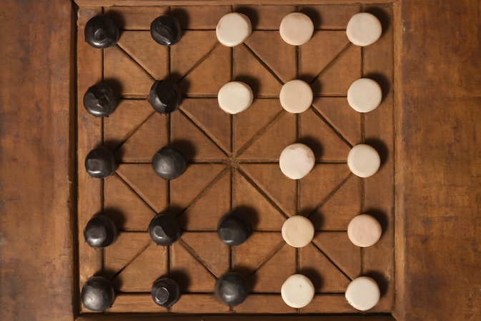 Recreación moderna de un alquerque de doce Recreación moderna de un alquerque de doce