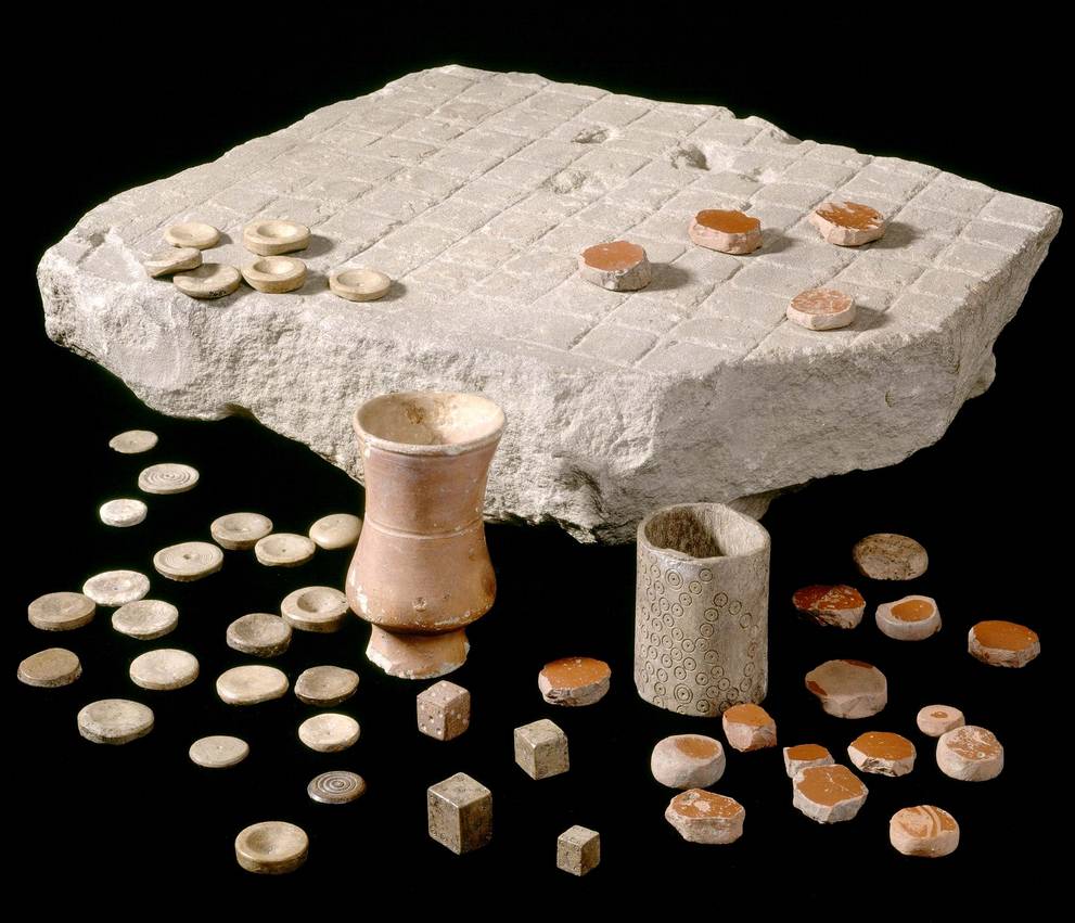 Piezas de juegos de mesa romanos encontrados en Corbridge Tablero, fichas, dados y cubiletes encontrados en Corbridge