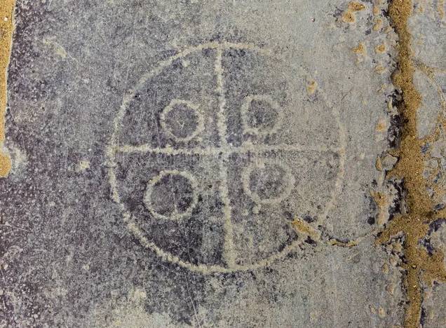 Tabula lusoria en Itálica Tabula lusoria romana grabada en el suelo a la entrada del anfiteatro de Itálica