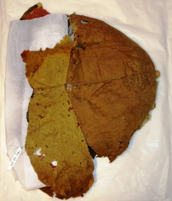 Estado del sombrero romano de sol de Bolton antes de su restauraci&oacute;n